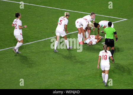 L'Angleterre Steph Houghton est blessé sur le terrain lors de la Coupe du Monde féminine de la fifa, quart-de-finale, à Stade Océane, Le Havre, France. Banque D'Images