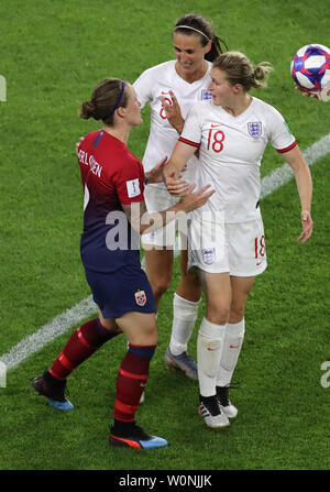 L'Angleterre, Jill Scott et Ellen White ont mots avec la Norvège's Isabell Herlovsen (à gauche) pendant la Coupe du Monde féminine de la fifa, quart-de-finale, à Stade Océane, Le Havre, France. Banque D'Images