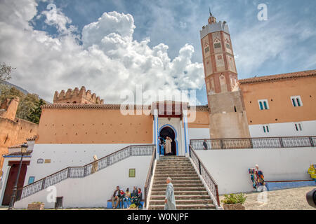 Chefchaouen, Maroc - Mai 03, 2019 : La Grande mosquée, située à Outa el Hammam carré de la ville touristique de Chefchaouen (Chaouen), ou, dans le nord de Banque D'Images