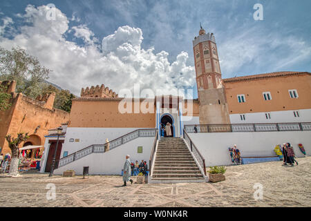 Chefchaouen, Maroc - Mai 03, 2019 : La Grande mosquée, située à Outa el Hammam carré de la ville touristique de Chefchaouen (Chaouen), ou, dans le nord de Banque D'Images