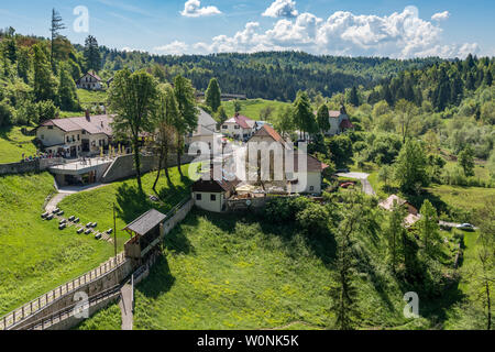 Village par château de Predjama construit dans une grotte en Slovénie Banque D'Images