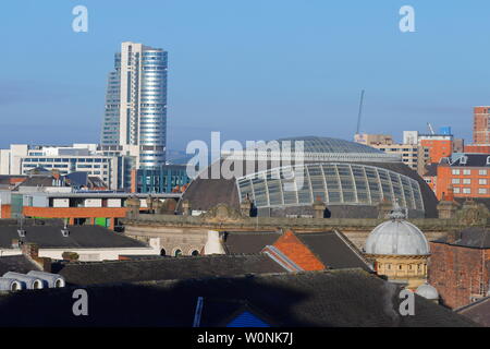 Bridgewater Place construite en 2007 & Leeds Corn Exchange construit en 1863 Banque D'Images