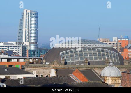 Bridgewater Place construite en 2007 & Leeds Corn Exchange construit en 1863 Banque D'Images