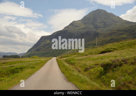 La face ouest de la montagne Ben pile dans le comté de Sutherland, dans le nord de l'Écosse. Vue de la route de Lairg Laxford. Banque D'Images