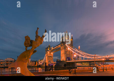 La jeune fille et le Dauphin à la célèbre London Tower Bridge sur la Tamise. Banque D'Images