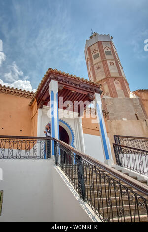 Chefchaouen, Maroc - Mai 03, 2019 : Entrée de la Grande Mosquée de Chefchaouen, situé sur la place centrale de l'Outa El Hammam de la cit touristique Banque D'Images