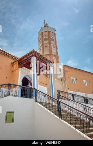 Chefchaouen, Maroc - Mai 03, 2019 : Entrée de la Grande Mosquée de Chefchaouen, situé sur la place centrale de l'Outa El Hammam de la cit touristique Banque D'Images