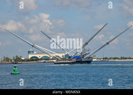 Port Canaveral, en Floride. USA. 27 juin 2019 SpaceX's unique à la récupération de haute mer bateau MS TREE officiellement M. STEVENs est rentré au port avec le nez de fusée lourd Falcon récupéré fairing cachée par une bâche bleue. J'ai net géant attaché à tangons captures le carénage pour une utilisation future. Poireau Julian Crédit / Alamy Live News Banque D'Images