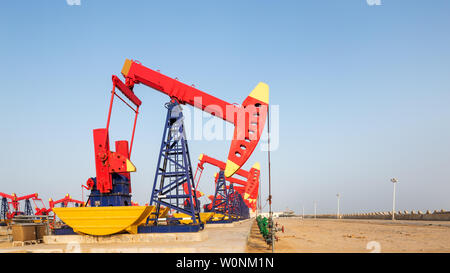 Voir de nombreuses unités de pompe avec oilfield Banque D'Images