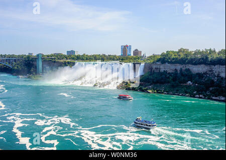 NIAGARA FALLS, CANADA - LE 27 AOÛT 2017 : les bateaux d'excursion plein de passagers dans des imperméables de couleur la visite des cascades. Banque D'Images