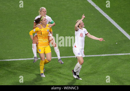 Ellen White de l'Angleterre (à droite) renvoi Karen Bardsley et Steph Houghton (centre) célèbrent après le coup de sifflet final lors de la Coupe du Monde féminine de la fifa, quart-de-finale, à Stade Océane, Le Havre, France. Banque D'Images