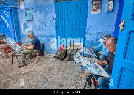 Chefchaouen, Maroc - Mai 03, 2019 : les touristes asiatiques peinture photos sur une belle rue de la ville touristique de Chefchaouen, au nord du Maroc Banque D'Images