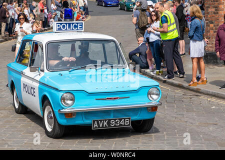 Clssic Hillman Imp voiture de police dans les transports Historique Lymm parade dans les rues du village Banque D'Images