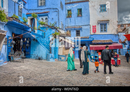 Chefchaouen, Maroc - Mai 03, 2019 : le peuple marocain en flânant dans l'une des belles rues de Chefchaouen, la soi-disant ville bleue en raison de Banque D'Images