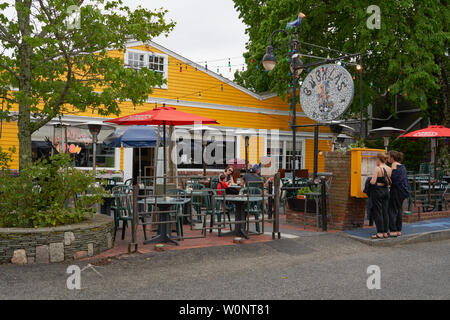 Provincetown, Massachusetts - le 11 juin 2019 : Les clients vérifient la piscine en plein air à Bubala menu affiché par la baie du restaurant de fruits de mer. Banque D'Images