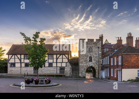 Street view au Westgate Street avec Westgate Hall qui font partie de la vieille ville médiévale de Southampton murs situé dans le centre-ville, England, UK Banque D'Images