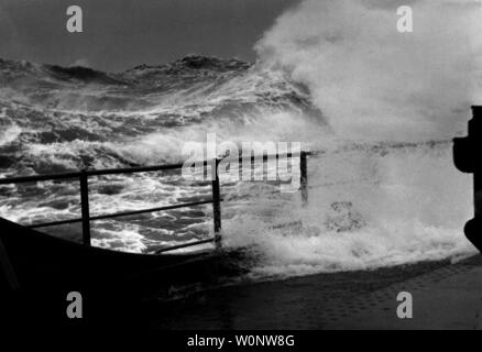 AJAXNETPHOTO. En mer, FINISTERRE, GOLFE DE GASCOGNE.- FORCE DE TEMPÊTE - BIG SEA AU COURS DE LA RUPTURE D'UN PÉTROLIER MAINDECK. PHOTO:JONATHAN EASTLAND/AJAX REF:HDD  MER FR65 3 Banque D'Images