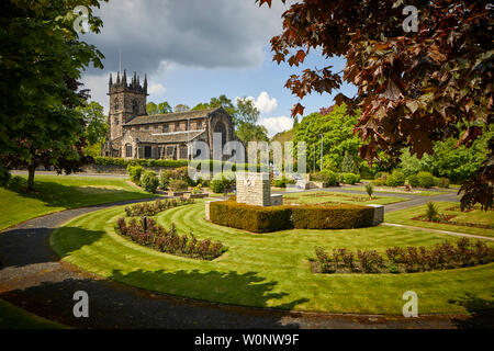 Souvenir pittoresque village en pierre et le jardin de l'action de St Barthélemy C D E église située à Wilmslow, Cheshire Banque D'Images