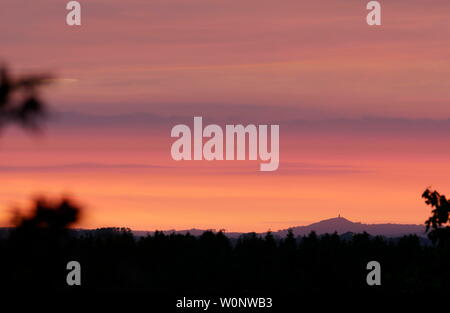 AJAXNETPHOTO. Mai, 2019. PEN SELWOOD, Angleterre. - Coucher de soleil - TOR DE GLASTONBURY SILHOUETTÉ CONTRE UN RESSORT DRAMATIQUE Ciel de coucher du soleil à travers la campagne du Somerset. PHOTO:JONATHAN EASTLAND/AJAX. REF:192405 GX8  285 Banque D'Images