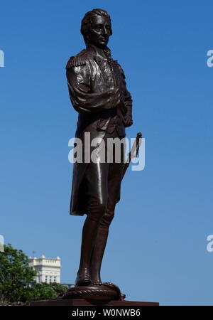 AJAXNETPHOTO. Juin 3rd, 2019. SOUTHSEA, l'Angleterre. TRAFALGAR - HERO - statue en bronze de l'amiral commandant de la BATAILLE DE TRAFALGAR HORATIO NELSON PRÈS DE GRAND PARADE, VIEUX PORTSMOUTH. STATUE A ÉTÉ CENTRE D'UN LITIGE ENTRE PORTSMOUTH ET MANIFESTANTS CONTRE CONSEIL DE LE DÉPLACER DE SON EMPLACEMENT D'ORIGINE PRÈS DE SOUTHSEA COMMON PLUS PROCHE DE LA MER. PHOTO:JONATHAN EASTLAND/AJAX REF:190306 GX8  369 Banque D'Images