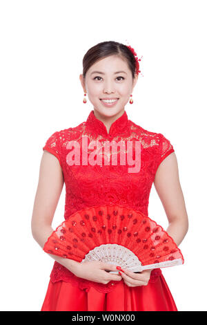 Young Asian Woman in cheongsam rouge contient le papier ventilateur dans le nouvel an chinois Banque D'Images