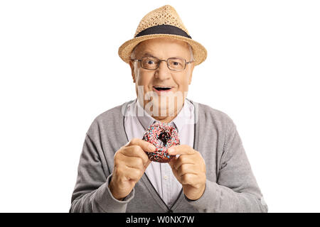 Cheerful senior man eating a donut isolé sur fond blanc Banque D'Images