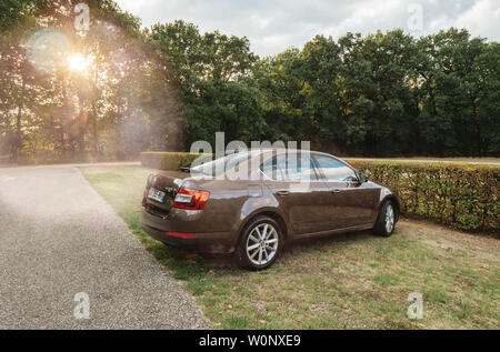 Ede, Pays-Bas - Aug 17, 2018 : voiture de luxe nouvelle Skoda Octavia pakred dans le parking vide du Parc National De Hoge Veluwe avec soleil flare Banque D'Images