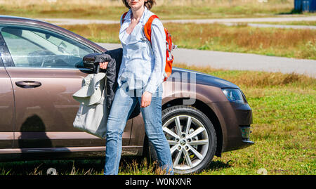 IJmuiden Santpoort Zuid, Pays-Bas - Aug 20, 2018 : femme arrivant de la plage portant des vêtements et accessoires de plage près de new Skoda Octavia garée sur le vaste stationnement de plage Banque D'Images