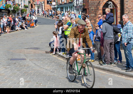 Un cavalier seul sur un cycle d'antiquités dans le transport Historique Lymm parade dans les rues du village Banque D'Images