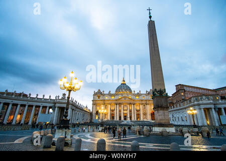 Rome, Italie - 07 mars, 2018 : basilique Saint Pierre et l'obélisque sur la Place Saint Pierre au cours de l'heure bleue Banque D'Images