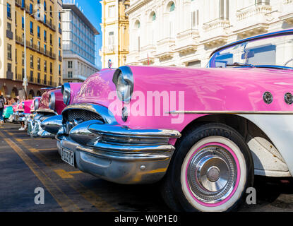 De belles voitures américaines classiques dans la ville de La Havane, Cuba. Banque D'Images