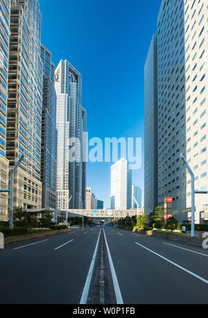 La route principale d'exécution dans de des bâtiments de la ville de Tokyo à Shinjuku, Tokyo Banque D'Images