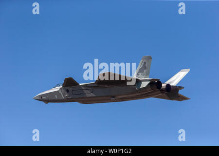 Le premier jour de l'Air Show 2018 Zhuhai, China's auto-développés nouvelle génération de fighter J-20 sont venus pour applaudir. L'image montre une photo haute définition de l'exécution en vol du chasseur J-20. Banque D'Images