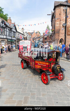 Ligne de rouleaux à vapeur de différentes tailles dans le transport Historique Lymm parade dans les rues du village Banque D'Images