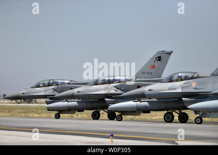 Ankara. 27 Juin, 2019. Des jets militaires participer à l''Anatolian Eagle air percer à Konya, Turquie, le 26 juin 2019. La Turquie et ses alliés participent à l''Anatolian Eagle air drills à Konya province centrale en vue de renforcer la coopération sur les tâches communes et l'exercice types de missions, les médias locaux ont rapporté jeudi. Source : Xinhua/Alamy Live News Banque D'Images