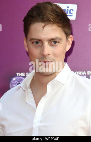 Le Dr Alex George arrive sur le tapis rouge sur vos pieds pendant la nuit de la presse au London Coliseum, St Martin's Lane. Banque D'Images