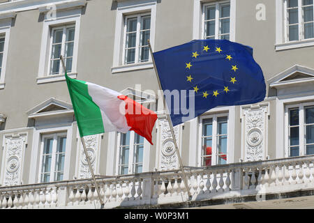L'italien et l'Union européenne drapeaux à l'extérieur, sur la façade de l'immeuble Banque D'Images