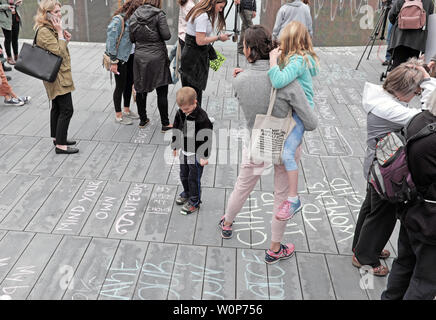 Un enfant lit le message de craie « mon corps mon choix » alors qu'il est entouré par des adeptes du rallye pro-choix le 21 mai 2019 pendant le rassemblement des droits des femmes. Banque D'Images