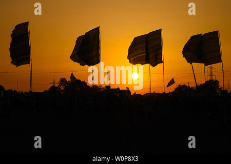 Glastonbury Festival, Pilton, Somerset, Royaume-Uni. 27 Juin, 2019. Le soleil se couche sur glastonbury festival le jeudi 27 juin 2019. Photo par Tabatha Fireman / perspective féminine Crédit : perspective féminine/Alamy Live News Crédit : perspective féminine/Alamy Live News Banque D'Images