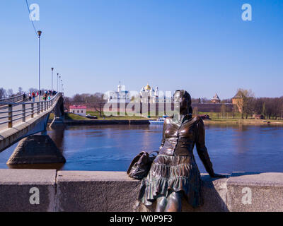 Veliki Novgorod, Russie - le 24 avril 2019 : vue sur le Girl-Tourist monument situé sur le quai de la rivière Volkhov. Banque D'Images