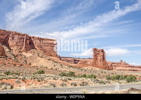 Sheep Rock se trouve sur la droite et se trouve le plus près de la route dans cette photo de Parc National Arches dans l'Utah Banque D'Images