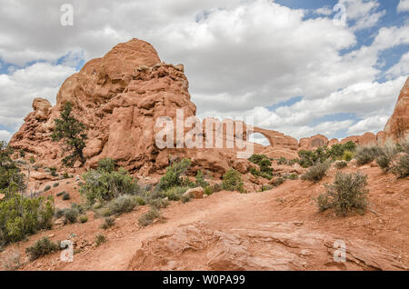 Sentier de randonnée pédestre à Skyline Arch dans Arches National Park avec beaucoup de contrastes et de textures sur une belle journée. Banque D'Images