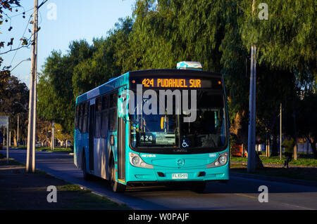 SANTIAGO, CHILI - Mai 2017 : bus Transantiago pendant le coucher du soleil Banque D'Images