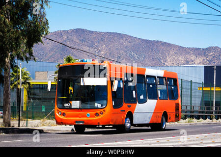 SANTIAGO, CHILI - Décembre 2017 : un bus Transantiago Santiago Pudahuel dans près de l'aéroport Banque D'Images