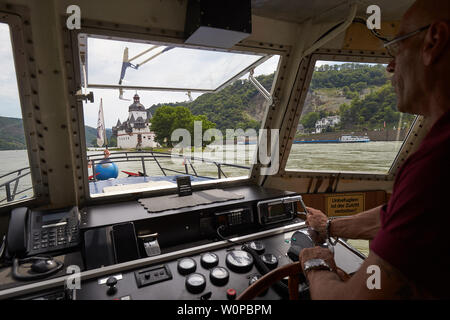 Kaub, Allemagne. 19 Juin, 2019. Un bateau attire des touristes à l'île château Pfalzgrafenstein. Après rénovation, le bastion des douanes Pfalzgrafenstein sur le Rhin en face de Kaub se présente avec des étages rénové, reconstruit en partie, la couleur des murs d'un nouvel éclairage - et deux chambres du donjon dans la tour principale. (Zu : dpa navire restauré en pierre - Château Pfalzgrafenstein dans le Rhin). Crédit : Thomas Frey/dpa/Alamy Live News Banque D'Images