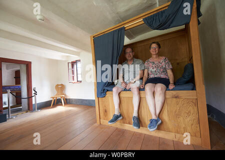 Kaub, Allemagne. 19 Juin, 2019. Klaus et Heike Spindler tester un lit reconstruit sur l'île château Pfalzgrafenstein. Après rénovation, le bastion des douanes Pfalzgrafenstein sur le Rhin en face de Kaub se présente avec des étages rénové, reconstruit en partie, la couleur des murs d'un nouvel éclairage - et deux chambres du donjon dans la tour principale. (Zu : dpa navire restauré en pierre - Château Pfalzgrafenstein dans le Rhin). Crédit : Thomas Frey/dpa/Alamy Live News Banque D'Images