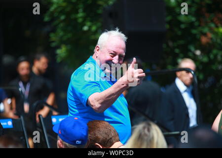 NEW YORK, NEW YORK - Le 27 juin : Ancien New York Mets pitcher Jerry Koosman participe à une cérémonie à Mets de la renommée Tom Seaver en dehors de Citi Field Banque D'Images