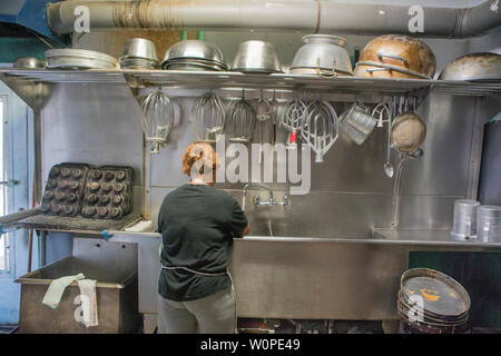 Femme la vaisselle dans une boulangerie Banque D'Images