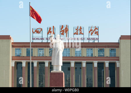 Chengdu, Sichuan Province, China - Août 5,2015 : Statue de Mao Zedong dans Tianfu Square sur une journée ensoleillée. Banque D'Images