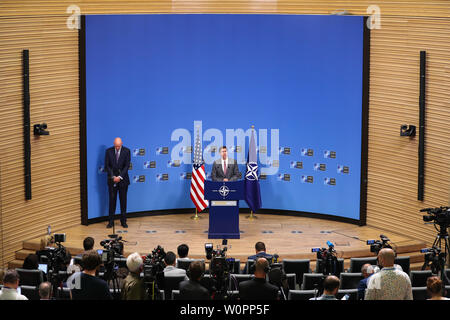 Bruxelles, Belgique. 27 Juin, 2019. Le Secrétaire de la Défense par intérim des États-Unis Mark Esper assiste à une conférence de presse après une réunion des ministres de la défense de l'OTAN au siège de l'OTAN à Bruxelles, Belgique, le 27 juin 2019. Les deux jours de la réunion des ministres de la défense de l'OTAN, fermé le jeudi. Credit : Zhang Cheng/Xinhua/Alamy Live News Banque D'Images